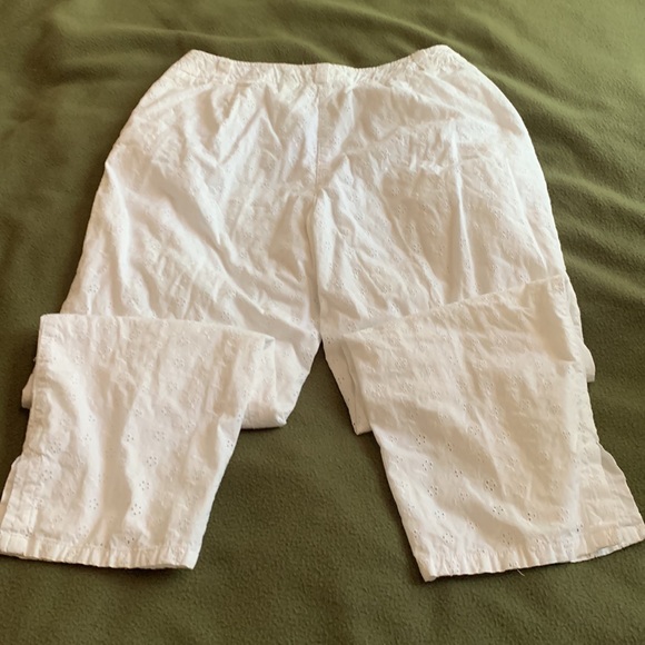 Liz Claiborne white, eyelet, cropped pants.  Style “Audra”.  Size 8. - Picture 4 of 4